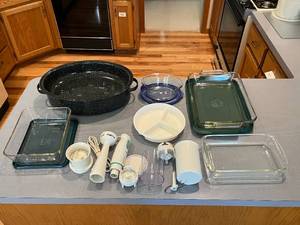 lot 473 image: Roasting Pan, Pyrex dishes with lids (includes other brands), FrostingDessert Decorator