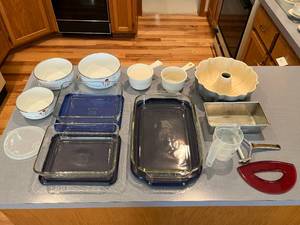 lot 474 image: Collection of Assorted Cookware and Bakeware Items - Pyrex included