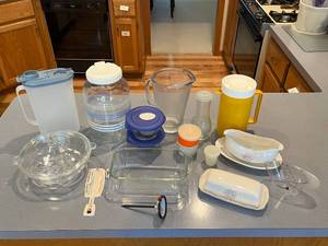 lot 475 image: Food and Beverage Storage Containers and More - Excellent Condition. Pyrex and Various Brands