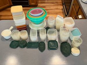 lot 476 image: Large Lot of Food Storage Containers