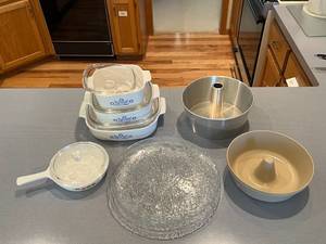 lot 479 image: Set of Retro Kitchen Bakeware and Serving Dishes