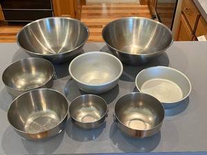 lot 480 image: 2 Sets of Stainless Steel Nesting Mixing Bowls and More - Excellent Condition
