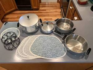 lot 521 image: Lot of Kitchenware Inc PotsPans, Hot Pads & Holders