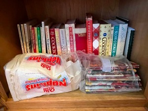 lot 523 image: Lot of Cook Books & Napkins
