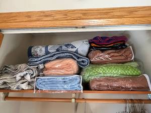 lot 610 image: Collection of Assorted Blankets and Throws - Packaged and Unopened