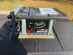 lot 9 image: Delta 10 Motorized Bench Saw (Model 36-540 Type 2)