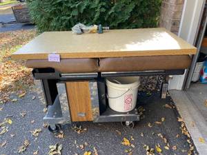 lot 30 image: Portable Workbench with Sealing Machine - Brown and Gold Finish
