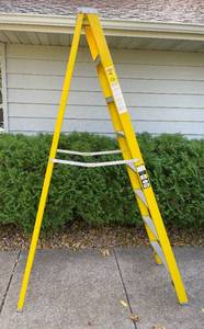 lot 37 image: 8 ft Heavy Duty Non-Conductive Fiberglass Step Ladder - Model 540-08