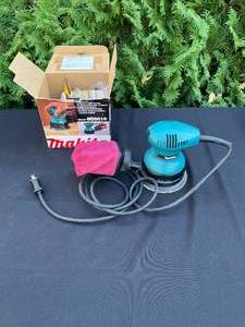 lot 184 image: Makita BO5010 5-Inch Random Orbit Sander with Assorted Sandpaper