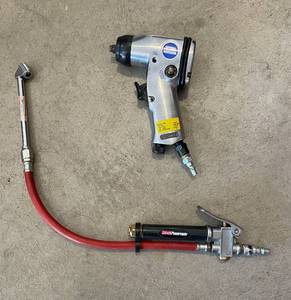lot 550 image: Central Pneumatic Professional 38 Pistol Impact Wrench with Hose Attachment