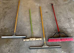 lot 600 image: Assortment of 4 Cleaning Tools - Rakes and Floor Squeegees