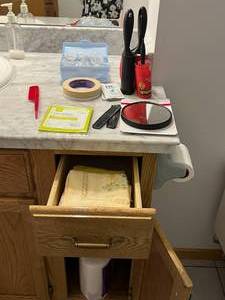 lot 424 image: Assortment of Bathroom Essentials