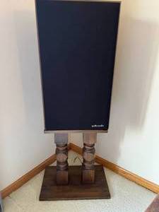 lot 428 image: Polk Audio Floor Speaker with Wooden Base - 25 Tall