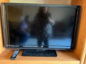 lot 432 image: Magnavox 32 LED TV with Remote - Model 32ME403V