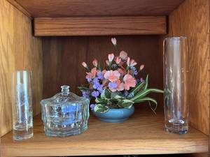 lot 485 image: Group of 4 Decorative Glass and Floral Decor Items