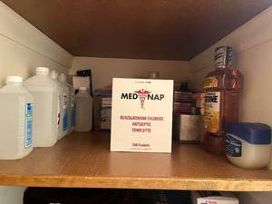 lot 490 image: Various First Aid and Bathroom Items