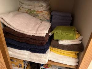 lot 492 image: Assortment of Soft Bath Towels and Washcloths - Multiple Colors