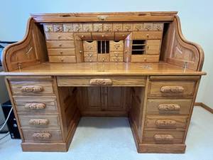 lot 495 image: WTG Winners Only Wooden Roll Top Desk in Excellent Condition