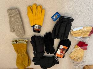 lot 516 image: Selection of 9 Winter Gloves - Various Styles and Colors