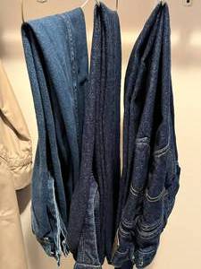 lot 530 image: Group of 3 Mens Jeans - Sizes 32 - Wrangler & Lee