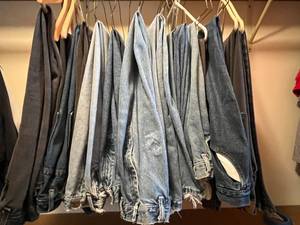 lot 540 image: Lot of Mens JeansPants Around SZ 36 x 29