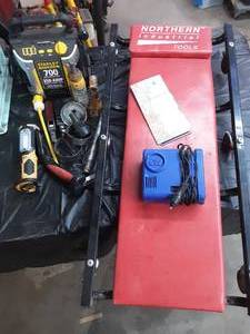 lot 58 image: jump pack, creeper and other automotive related