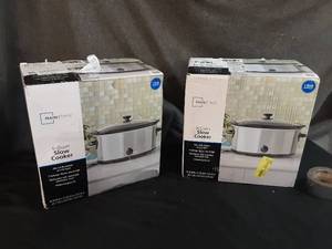 lot 31 image: 2  Opened Mainstays 6 Quart Slow Cookers