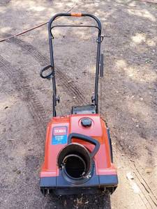 lot 114 image: Toro Power Clear 180 4 Stroke Snow Thrower (Runs)