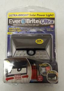 lot 22 image: Ever Brite Ultra  Motion-Activated Solar Powered LED Light - NEW