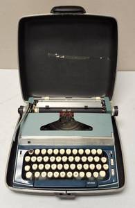 lot 40 image: Penncrest Caravelle 10  Vintage Portable Typewriter
