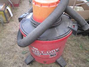 lot 115 image: Large 16-gal Craftsman shop vac on ...