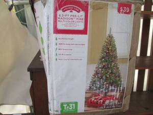 lot 129 image: 6.5ft Pre-lit Madison Pine artifici...