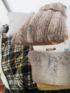 lot 146 image: Ugg personal throw blanket, accent ...
