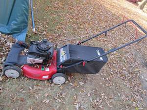 lot 4 image: Troy-Bilt gas powered lawnmower wit...