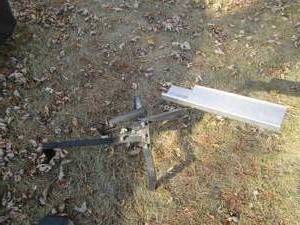lot 5 image: Metal frame table top clay pigeon t...