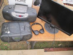 lot 13 image: Magnavox clock radio, audiovox cd r...