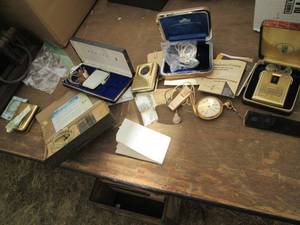 lot 71 image: Variety of vintage hearing aid supp...