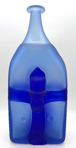 lot 9 image: KOSTA BODA Blue Bow with Dimensional Face