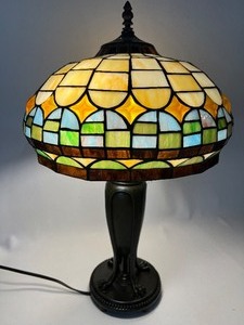 lot 13 image: NEW IN THE BOX - QUOIZEL Stained Glass Style Double Light Lamp
