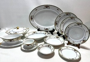 lot 24 image: Vintage EAMAG SCHONWALD - BAVARIA China Set