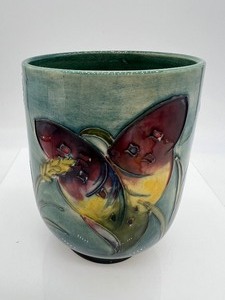 lot 28 image: Vintage MOORCROFT Vase - Arum Lily