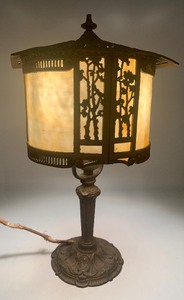 lot 40 image: Vintage ART NOUVEAU Slag Glass Lamp