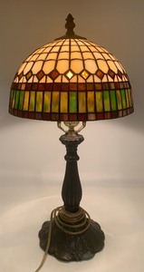 lot 46 image: Vintage TIFFANY Style Lamp