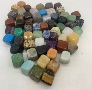 lot 48 image: Beautiful Natural Tumbled and Polished Stones