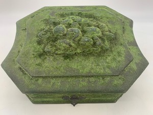 lot 51 image: Vintage VICTORIAN ERA Mens Velvet Boxed Toiletries Set