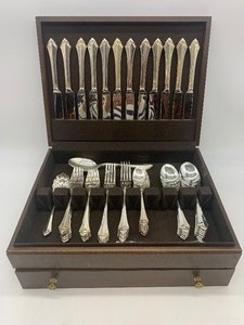 lot 94 image: Vintage ONEIDA Silverplate Flatware Belcourt Canada
