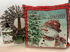 lot 101 image: 4 Piece HOLIDAY Decorating Set