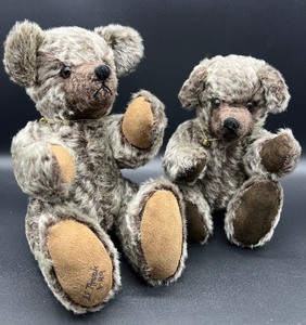 lot 146 image: Pair of Artisan Mohair Bears by S.E. NOVAK - 1989