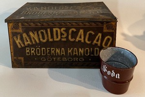 lot 230 image: Antique KANOLDS CACAO Tin Box - Sweden and Enamelware Soda Cup