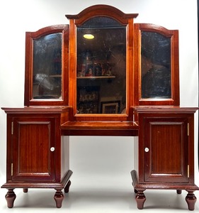 lot 200 image: Vintage MY TWINN Doll Wooden Vanity